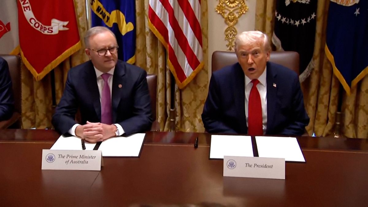 Aj, aj, aj, dávejte pozor! To zrcadlo má 400 let, nesmíte jej rozbít, káral Trump kameramana